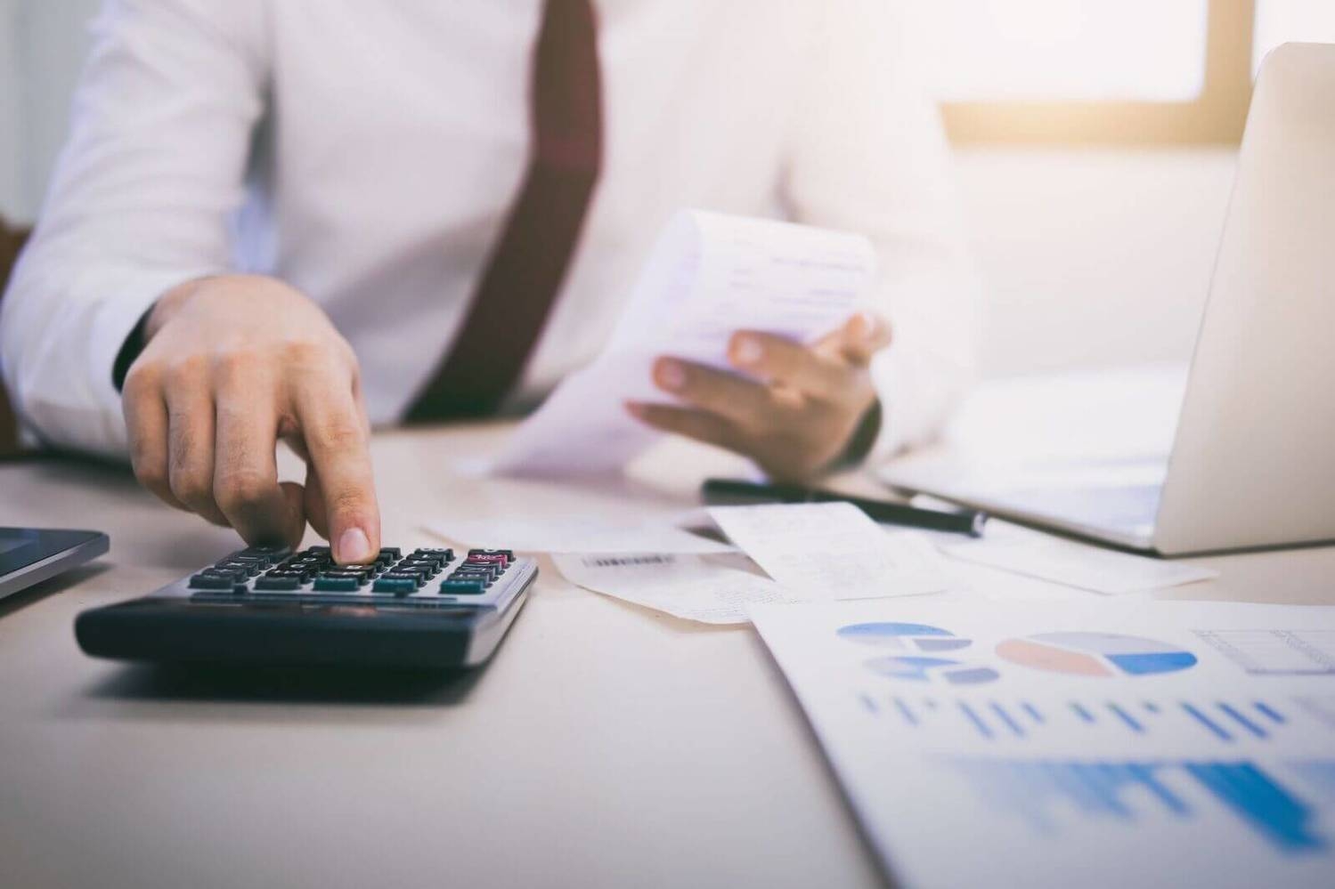 análise de gastos, redução de despesas, planejamento financeiro, gestão financeira, economia de dinheiro.